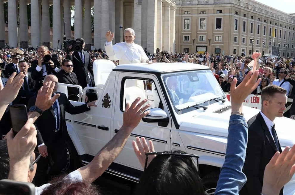 O gesto comovente que o Papa Leão parou para fazer ao dar seu primeiro passeio no papamóvel durante a inauguração O Papa Leão foi visto cumprimentando a multidão na Praça de São Pedro nesta manhã.