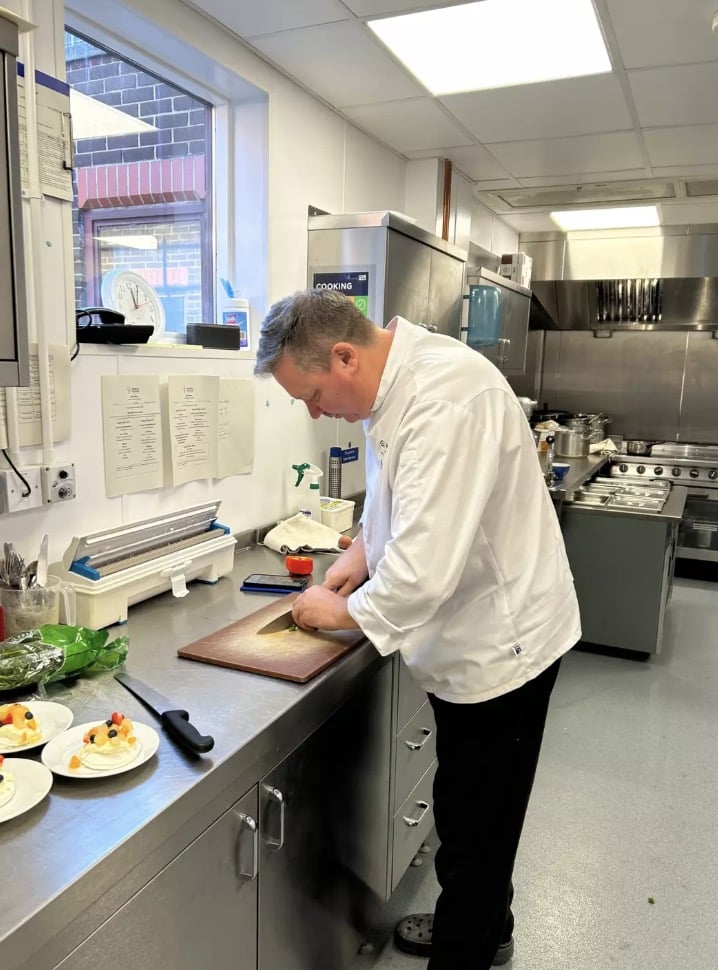 Chef que prepara últimas refeições para pessoas no fim da vida diz que elas frequentemente pedem a mesma coisa O chef se dedica a realizar os desejos dos pacientes através de suas refeições.