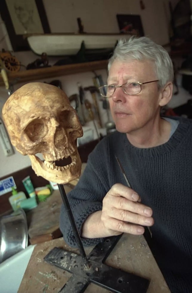 Descoberta revela como Jesus pode ter realmente se parecido, e isso muda tudo O especialista em reconstrução facial Richard Neave examina um molde do crânio de Jerusalém que ele usou para criar uma imagem em 3D do rosto de Jesus.