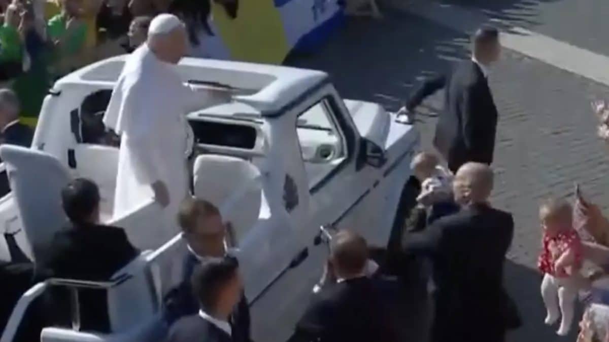 O gesto comovente que o Papa Leão parou para fazer ao dar seu primeiro passeio no papamóvel durante a inauguração