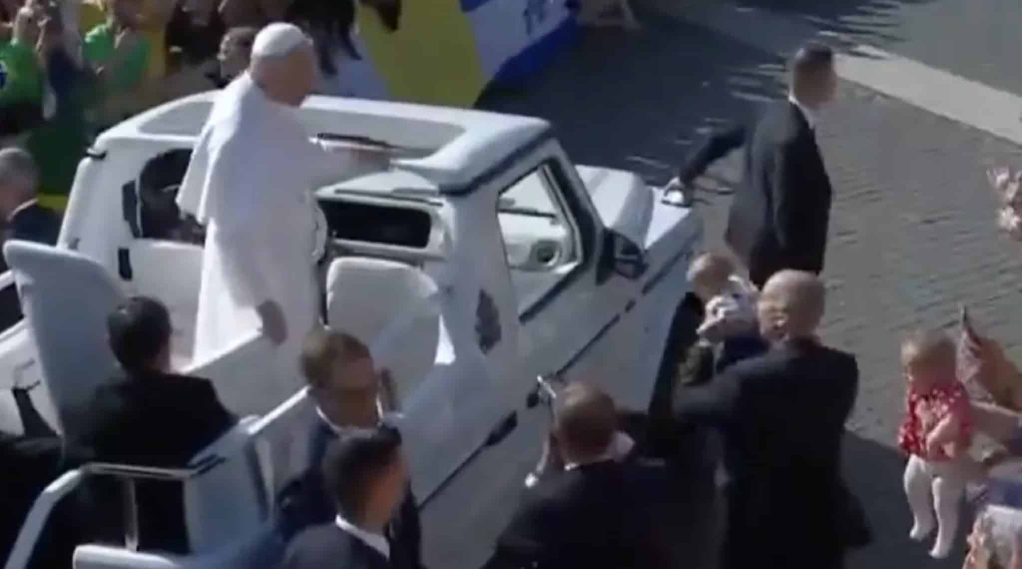 O gesto comovente que o Papa Leão parou para fazer ao dar seu primeiro passeio no papamóvel durante a inauguração O gesto comovente que o Papa Leão parou para fazer ao dar seu primeiro passeio no papamóvel durante a inauguração