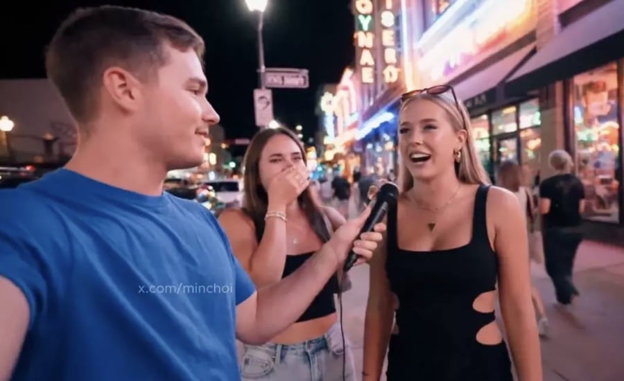 Entrevista de rua com duas garotas saindo da balada está assustando seriamente as pessoas O pequeno clipe da 'entrevista de rua' deixou os usuários das redes sociais assustados (X/@Zoya)