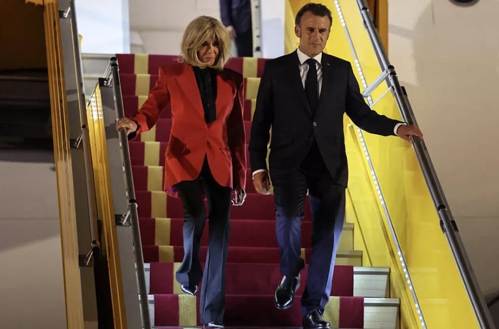 O presidente francês Macron explica o motivo pelo qual a esposa o "esbofeteou" O presidente francês Emmanuel Macron e sua esposa Brigitte Macron fotografados momentos após o 'tapa'