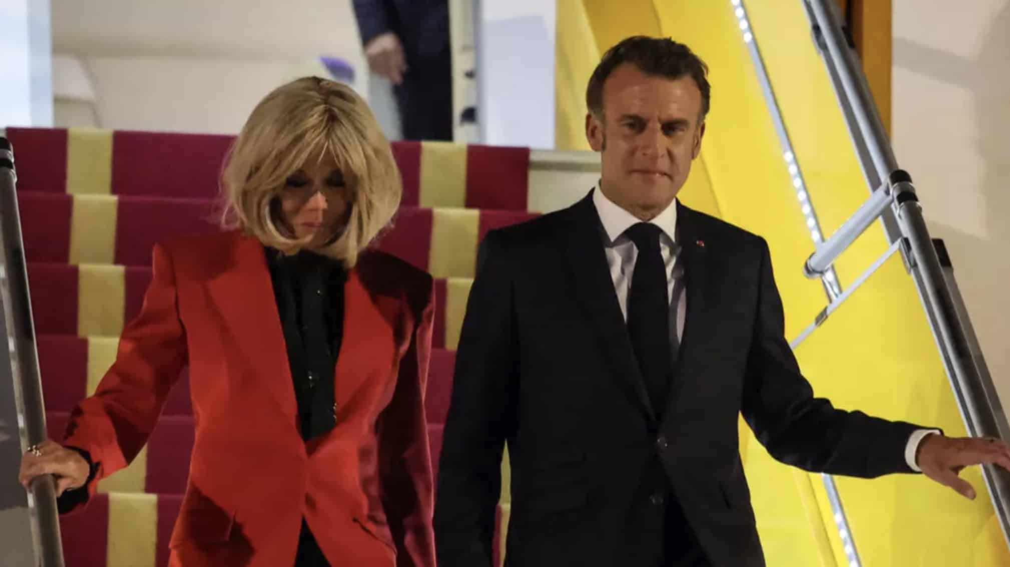 O presidente francês Macron explica o motivo pelo qual a esposa o "esbofeteou" O presidente francês Macron explica o motivo pelo qual a esposa o "esbofeteou"