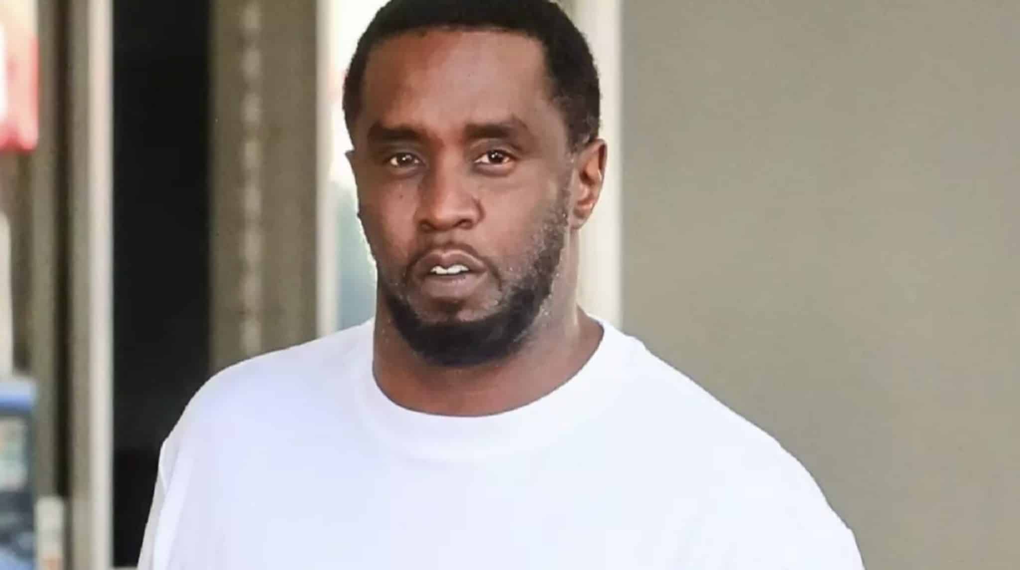 Cochicho de Diddy para o advogado foi captado sem querer pelo microfone do tribunal após depoimento O sussurro de Diddy para o advogado foi captado sem querer pelo microfone do tribunal após depoimento