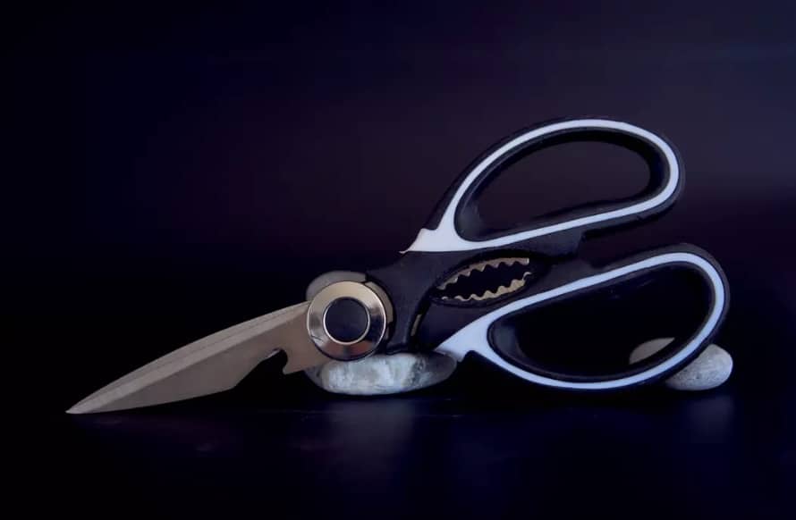 Para que serve a parte metálica entre as hastes da tesoura? Pessoas ficam impressionadas ao descobrir Os pequenos e estranhos dentes de metal podem fazer todo tipo de coisa.