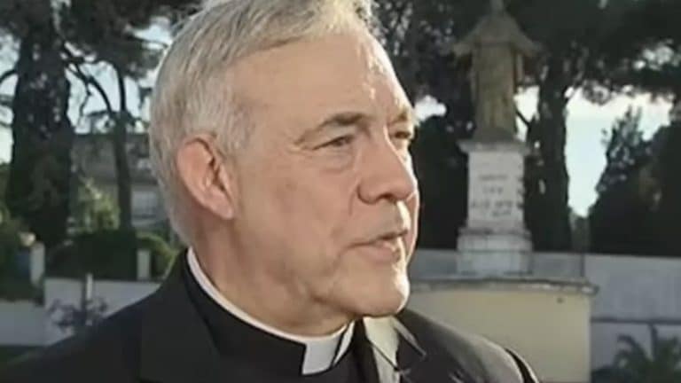 Padre no Conclave para escolher o novo Papa tem um irmão muito famoso que você reconheceria imediatamente