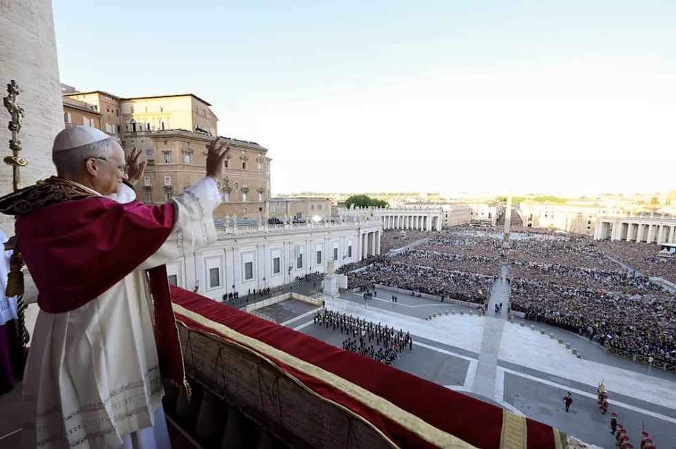 Papa Leão XIV tem mensagem forte para líderes mundiais em primeiro discurso dominical após declarações 'anti-Trump' Papa Leão fotografado acenando para as massas de sua sacada na Cidade do Vaticano