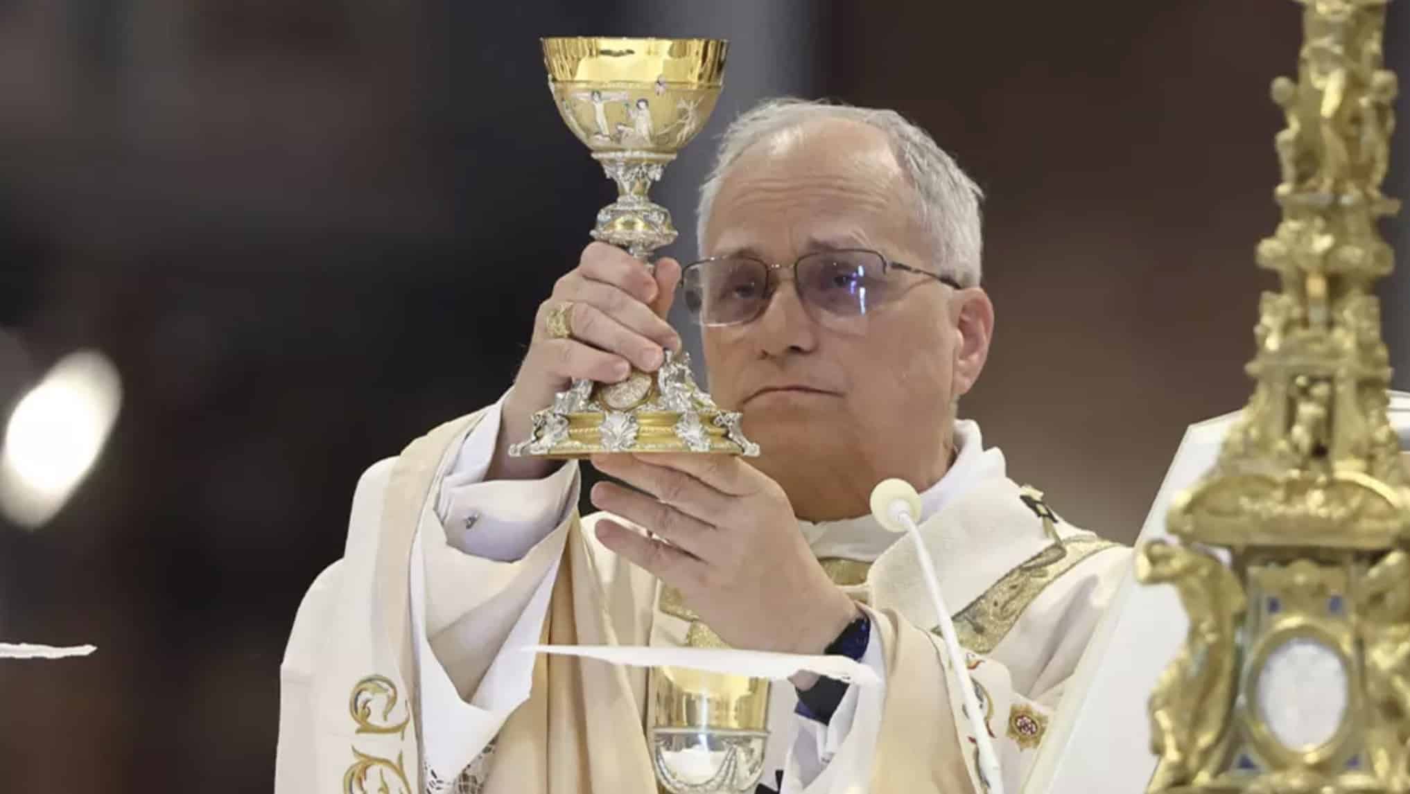 Pessoas ficando chocadas ao perceber detalhe 'surreal' na vestimenta do Papa Leão durante a missa