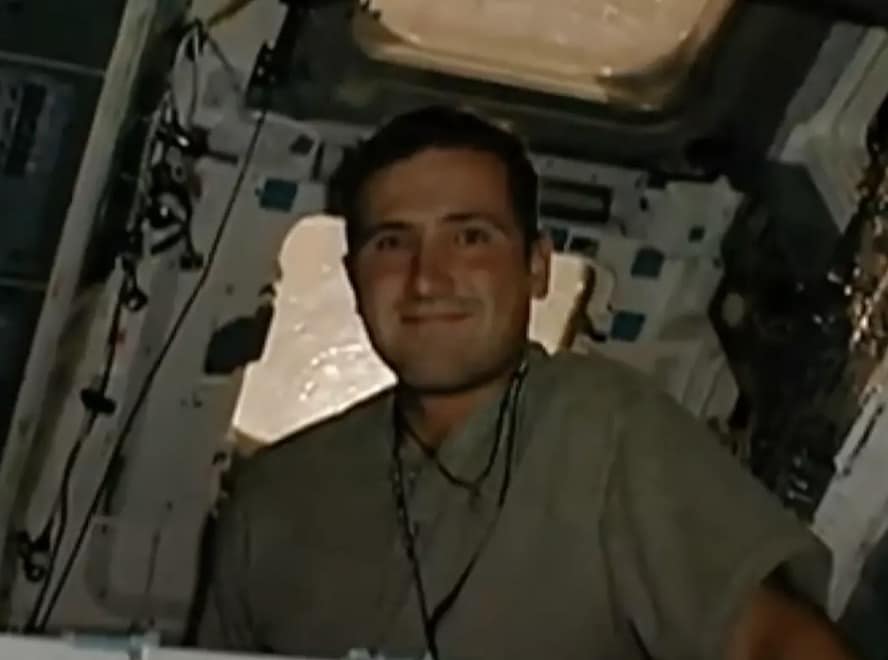 Estagiário da NASA roubou pedras da lua no valor de US$ 21 milhões, apenas para realizar um ato sexual chocante com elas Roberts e os estagiários esperavam vender as pedras (CBS News)