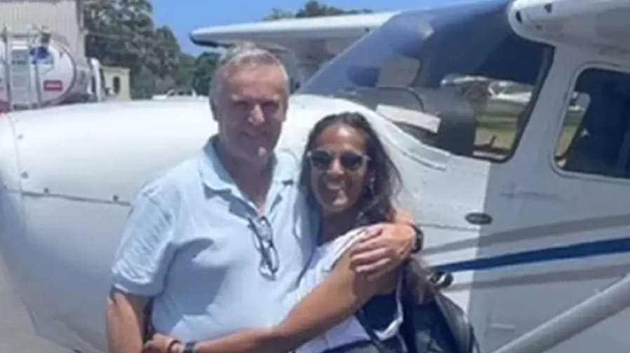 Mulher que achou que sintoma nas costas era apenas uma "lesão" é diagnosticada com câncer raro e mortal Shan pede que qualquer pessoa que sinta dor prolongada vá ao médico