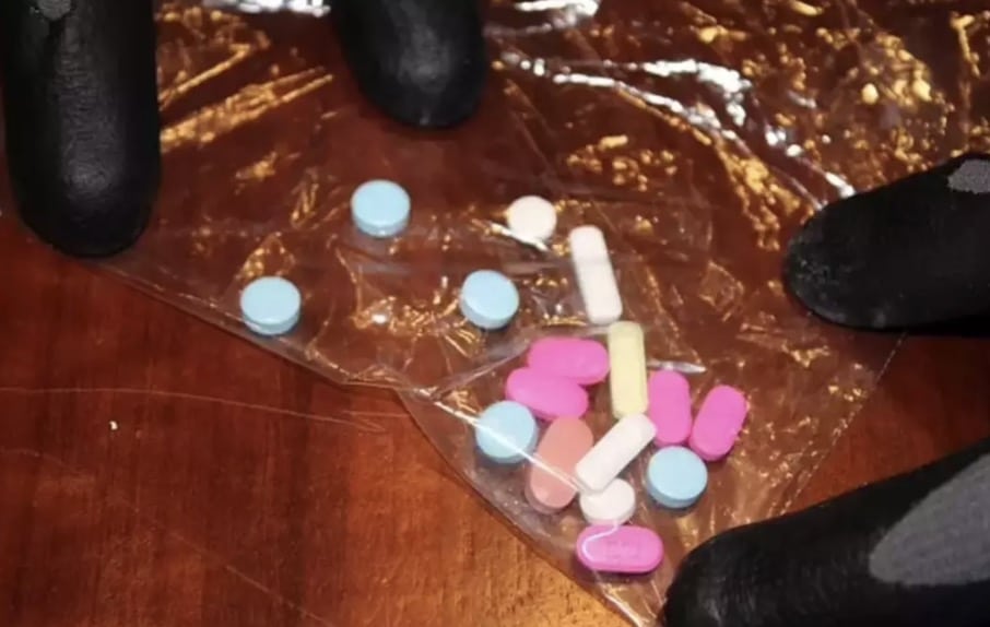 Agente especial revela itens chocantes encontrados no armário de Diddy durante operação policial Também foram apreendidos diversos comprimidos e drogas