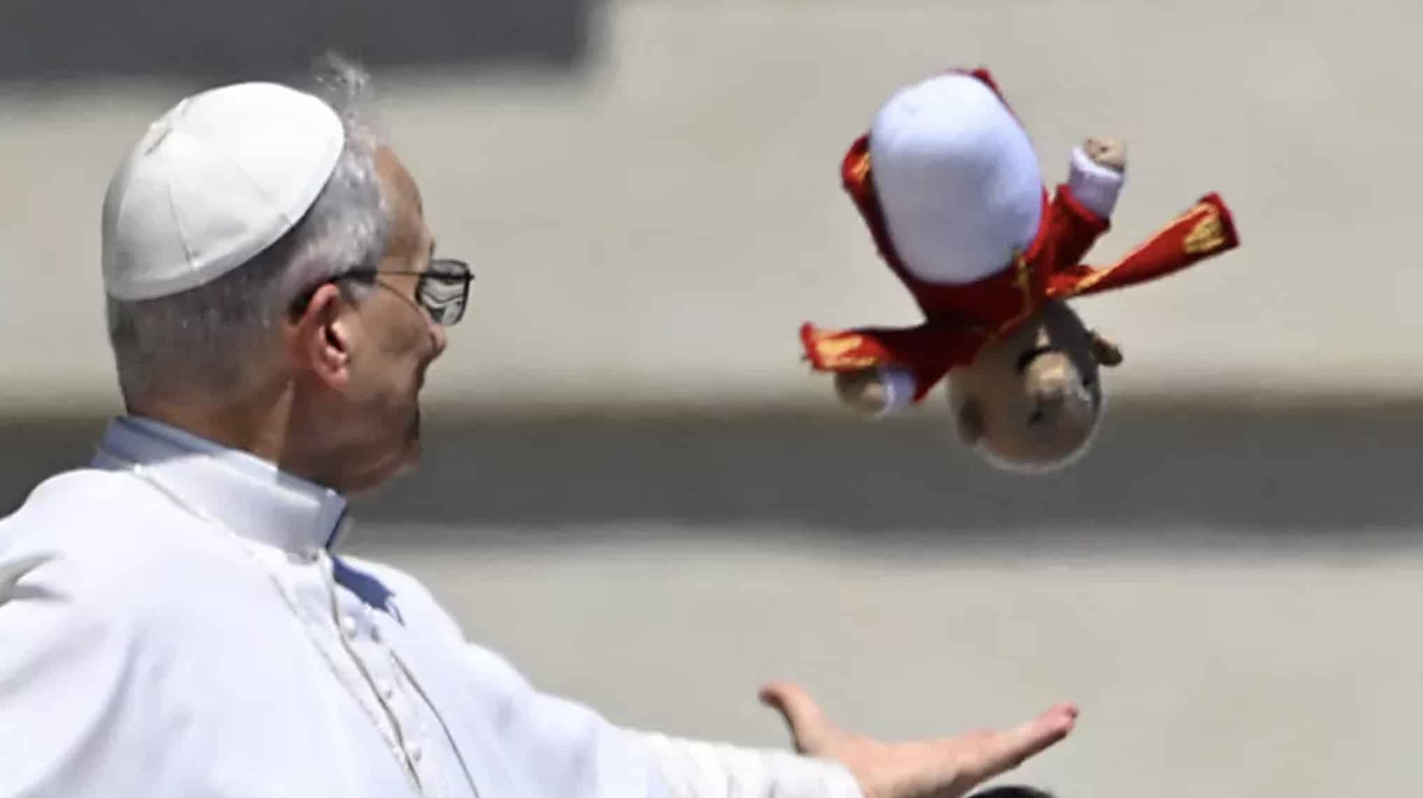 Todos estão apontando o mesmo problema quando o Papa Leão recebe um presente bizarro de um membro do público Todos estão apontando o mesmo problema quando o Papa Leão recebe um presente bizarro de um membro do público