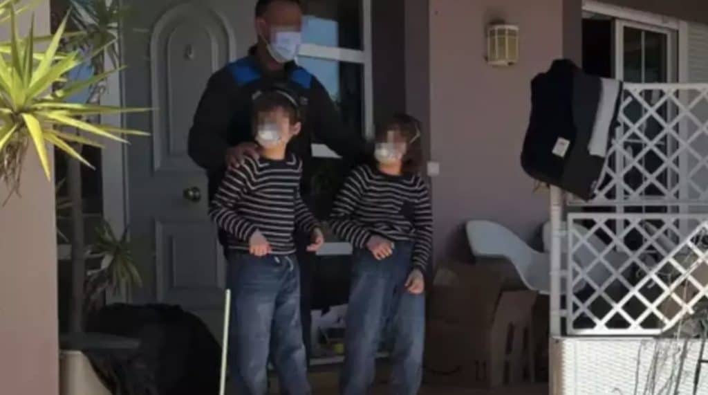 Três crianças ‘resgatadas’ de casa após pais com ‘síndrome da COVID’ as manterem trancadas por 4 anos