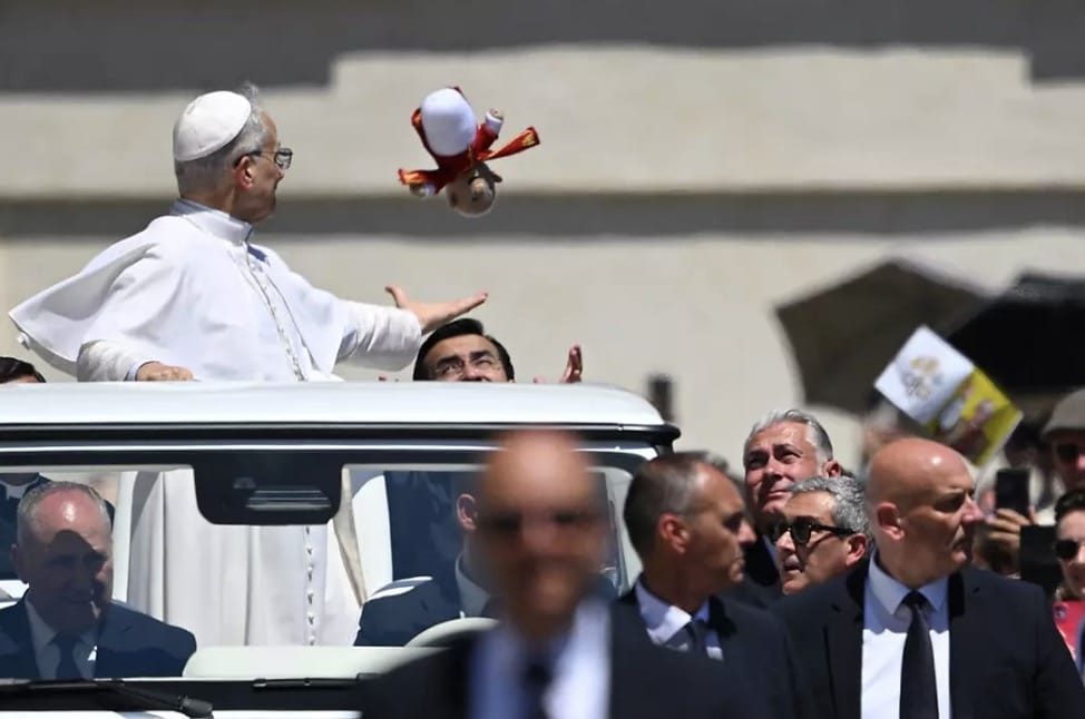 Todos estão apontando o mesmo problema quando o Papa Leão recebe um presente bizarro de um membro do público Uma pegada impressionante