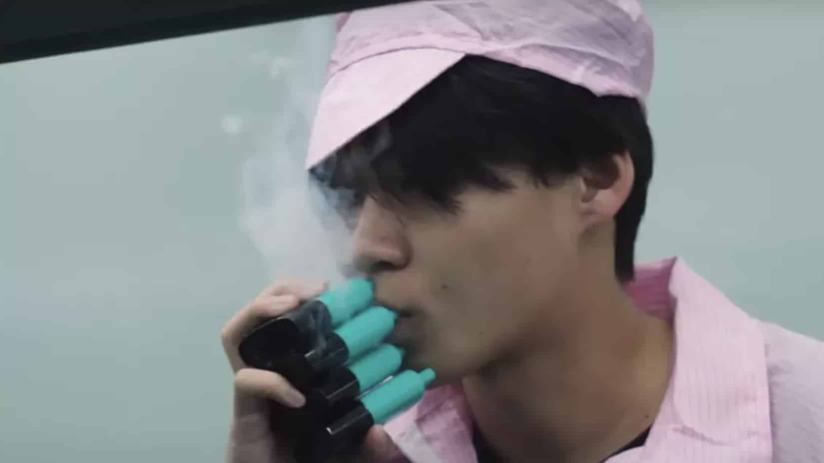 Vídeo chocante mostram funcionário de fábrica testando 'até 10 mil vapes por dia' Vídeo chocante mostram funcionário de fábrica testando 'até 10 mil vapes por dia'