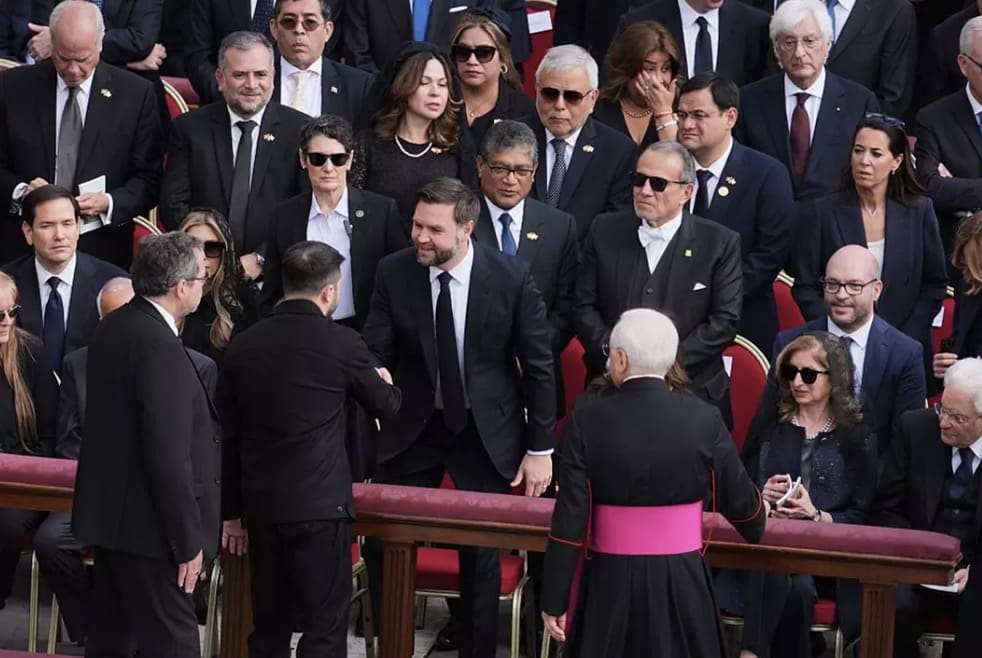 A razão pela qual Volodymyr Zelensky não usou terno na missa inaugural do Papa Leão XIV Zelenskyy e Vance apertaram as mãos