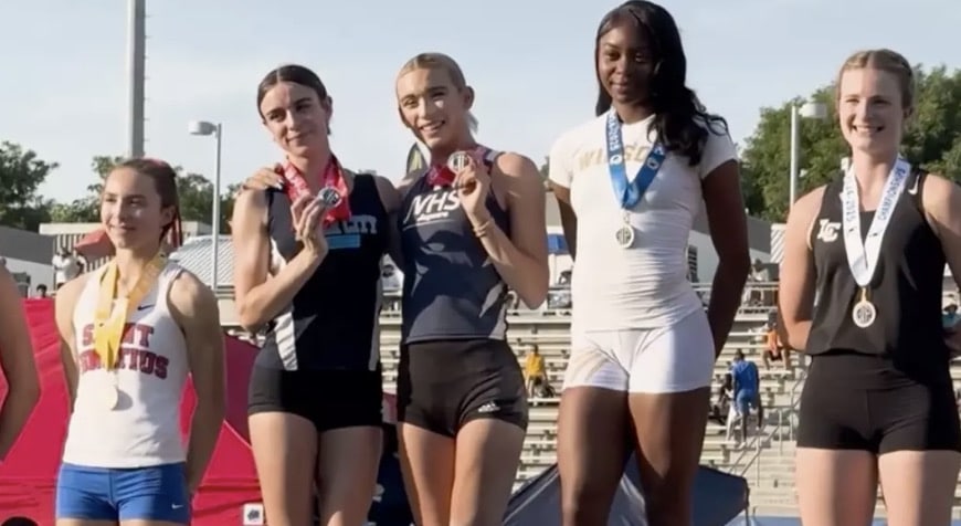 AB Hernandez (ao centro) dividiu o pódio em um campeonato de atletismo do ensino médio no mês passado (KCRA 3).