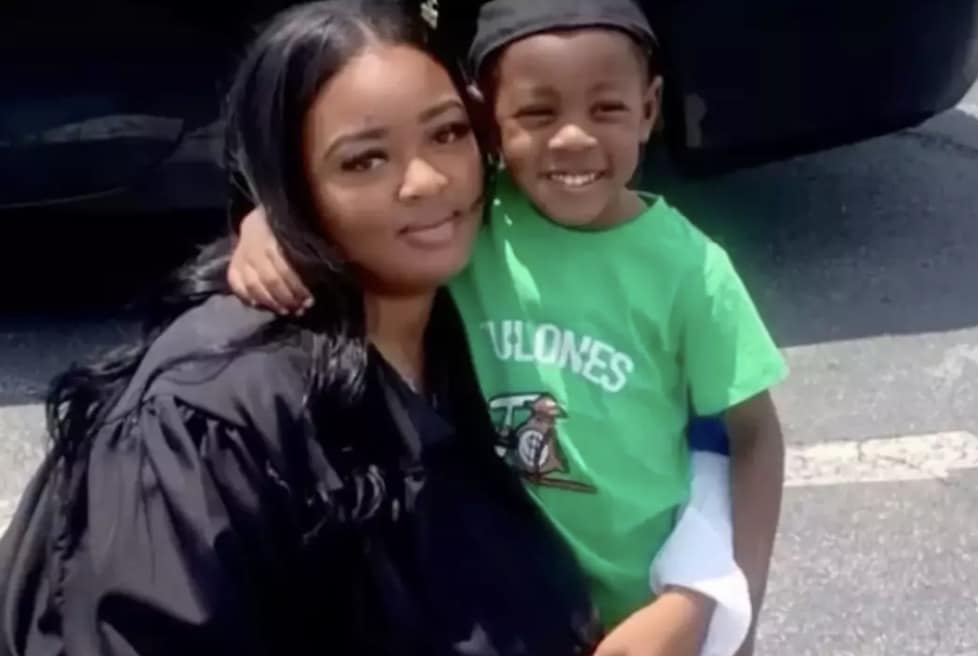 Mulher com morte cerebral foi mantida "viva" por 4 meses para poder gerar bebê Adriana Smith foi oficialmente declarada com morte cerebral (YouTube/11Alive)