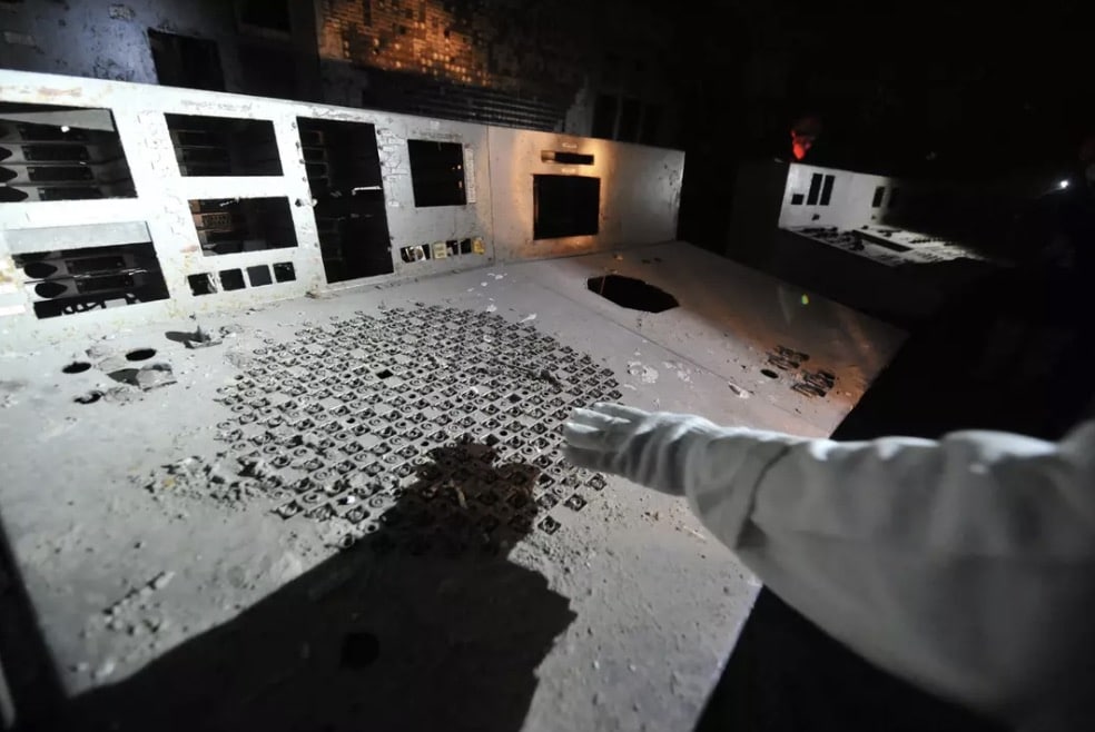 Cientistas de Chernobyl descobrem fungo negro em "cenário digno de filme" Antes da invasão da Rússia, as pessoas podiam fazer passeios por Chernobyl.