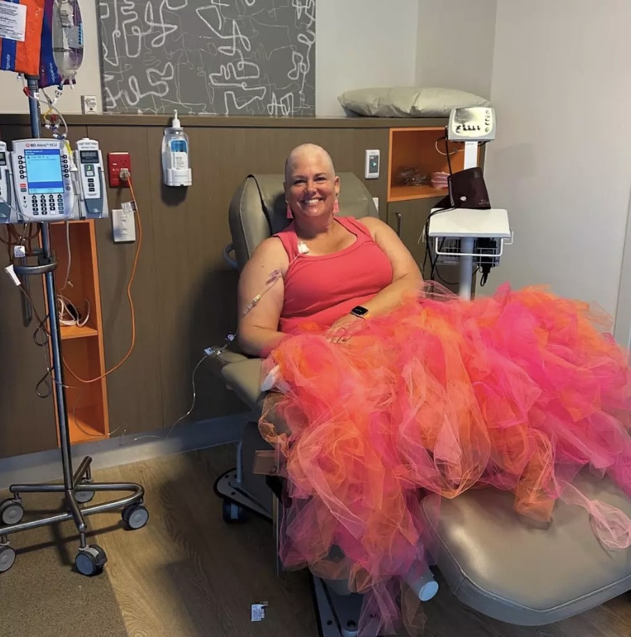 Mulher de 47 anos diagnosticada com câncer em estágio 4 emite alerta urgente sobre sintoma sutil que ignorou Apesar de receber seu diagnóstico devastador, Susan Schmidt manteve-se positiva e está incentivando outras pessoas a falarem sobre problemas nos movimentos intestinais (Instagram/soozieschmidt)