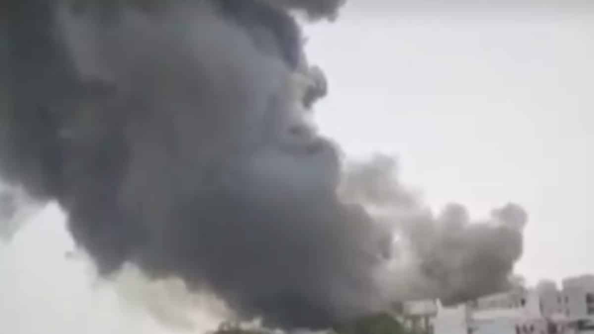 Comissário de polícia diz que não há sobreviventes após avião com 242 pessoas a bordo cair pouco depois da decolagem