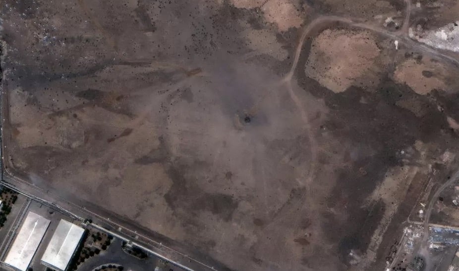 Fotos de antes e depois mostram diferenças nos locais nucleares do Irã após os bombardeios dos EUA Crateras podem ser vistas no local de Natanz em imagens capturadas pelos satélites da Maxar (Maxar Technologies)