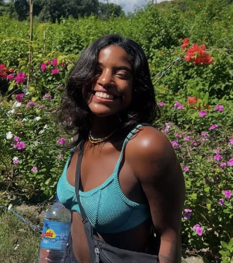 Ela caiu enquanto fazia trilha e está presa na cratera de um vulcão ativo desde então (Instagram/@ajulianamarins)