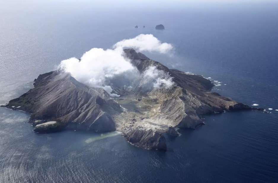 Mulher gravemente queimada em desastre vulcânico que matou 22 pessoas mostra como está 5 anos depois Em dezembro de 2019, uma erupção vulcânica mortal ocorreu em Whakaari/Ilha Branca enquanto turistas visitavam o local
