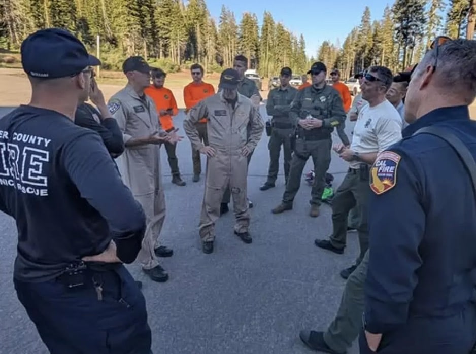 Três trilheiros são encontrados mortos após pularem em cachoeira em ponto turístico, segundo detalhes trágicos divulgados pela polícia Equipes de emergência se uniram para realizar as buscas (Facebook/Placer County Sheriff’s Office)
