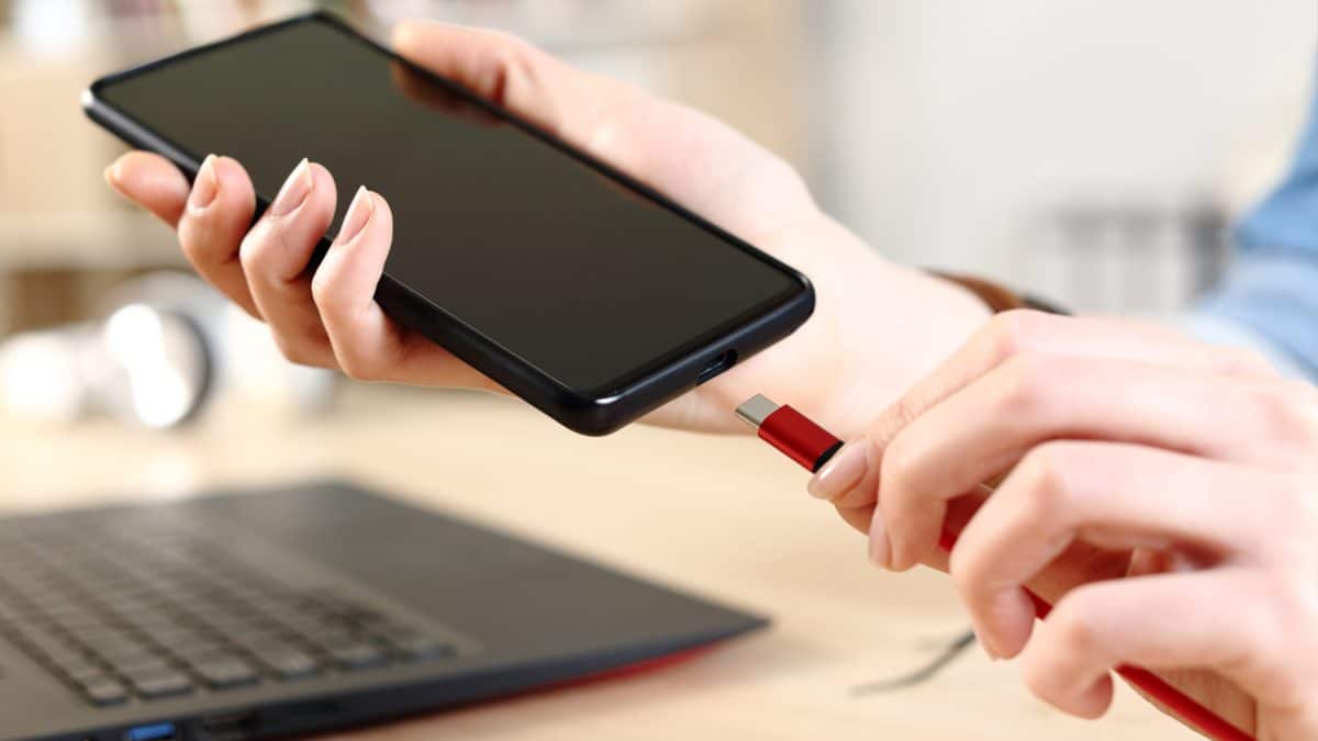 Especialistas explicam por que as pessoas nunca devem carregar o celular até 100%