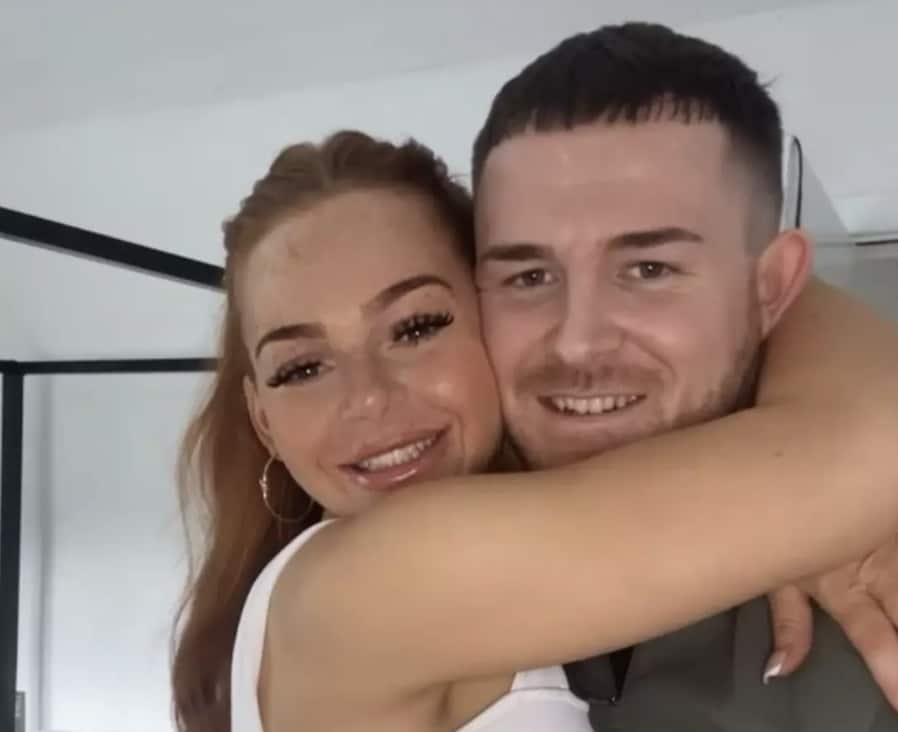 Mulher, de 28 anos, compartilha sintomas que foram descartados por médicos 9 vezes antes de ser diagnosticada com câncer de estágio 4 Georgia e seu noivo adiantaram seu casamento após o diagnóstico dela (Kennedy News and Media)