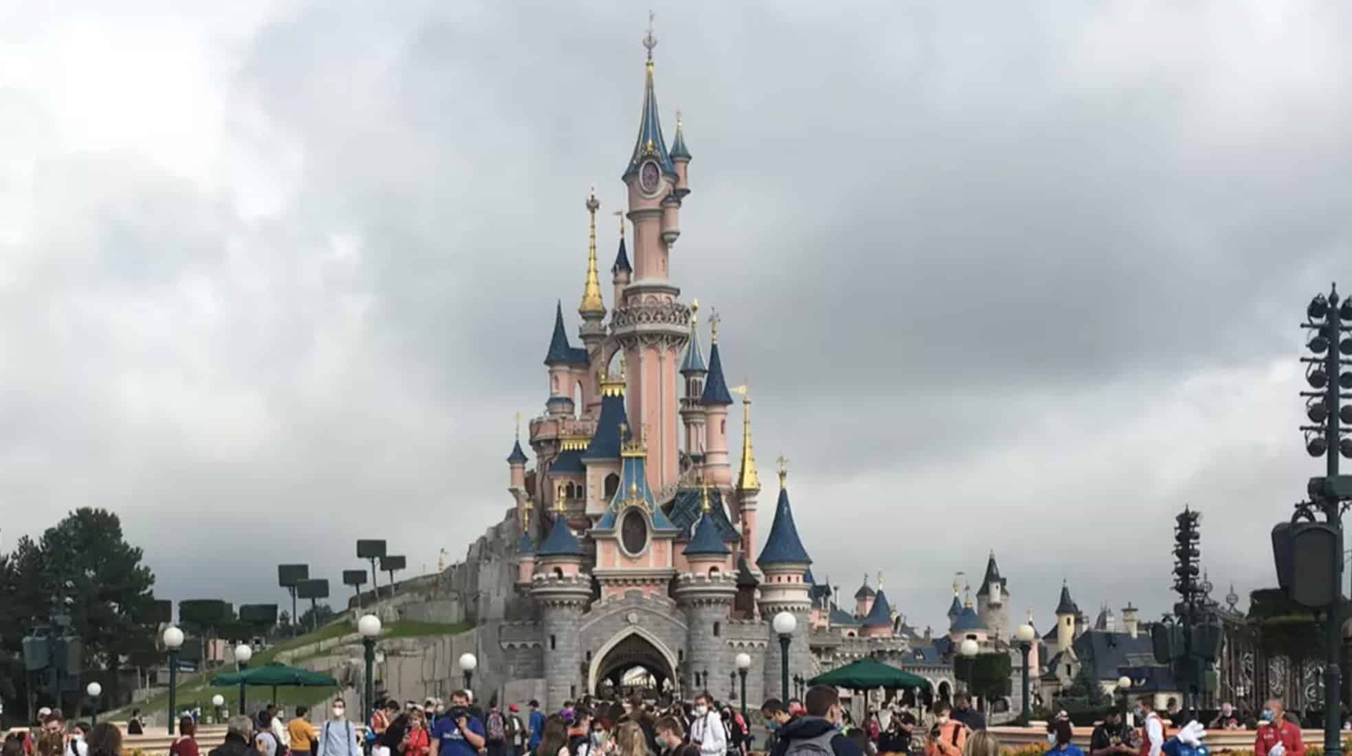 Homem é preso após "se casar" com menina de 9 anos em "casamento" de $150.000 na Disneyland enquanto pessoas assistiam horrorizadas Homem é preso após "se casar" com menina de 9 anos em "casamento" de $150.000 na Disneyland enquanto pessoas assistiam horrorizadas
