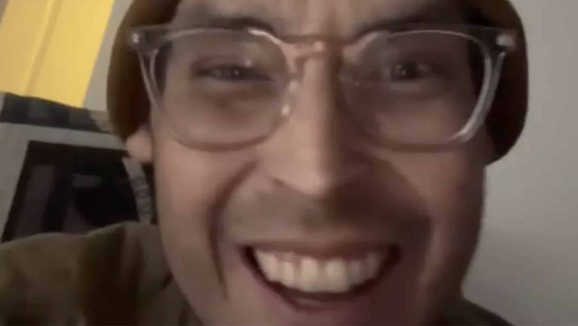 Influenciador de 30 anos anuncia sua própria morte em vídeo comovente apenas semanas após o nascimento do primeiro filho Influenciador de 30 anos anuncia sua própria morte em vídeo comovente apenas semanas após o nascimento do primeiro filho
