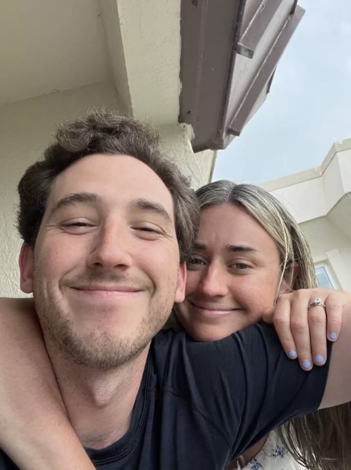 Recém-casado morre tragicamente durante a lua de mel em um acidente incomum após pisar em água na altura do tornozelo Jake Rosencranz pictured with his wife, Leah (GoFundMe)