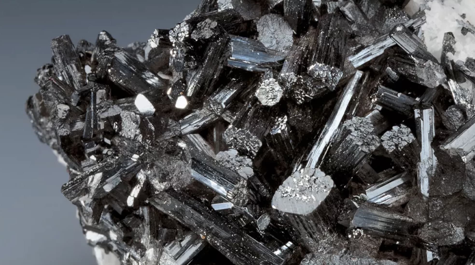 Japão descobre metal que pode mudar drasticamente o mundo após investir 107 bilhões de dólares Japão descobre metal que pode mudar drasticamente o mundo após investir 107 bilhões de dólares