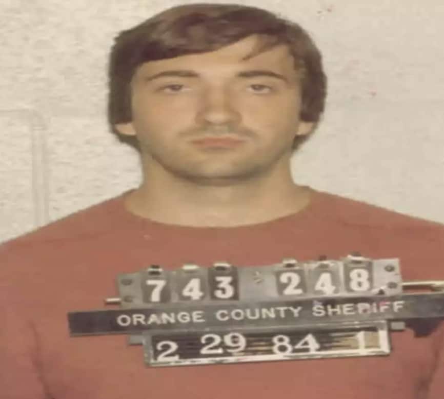 Filho do homem que matou o abusador de seu filho ao vivo na TV revela novos detalhes chocantes sobre o assassinato Jeffrey Doucet foi preso em 1984 (Orange County Sheriff)