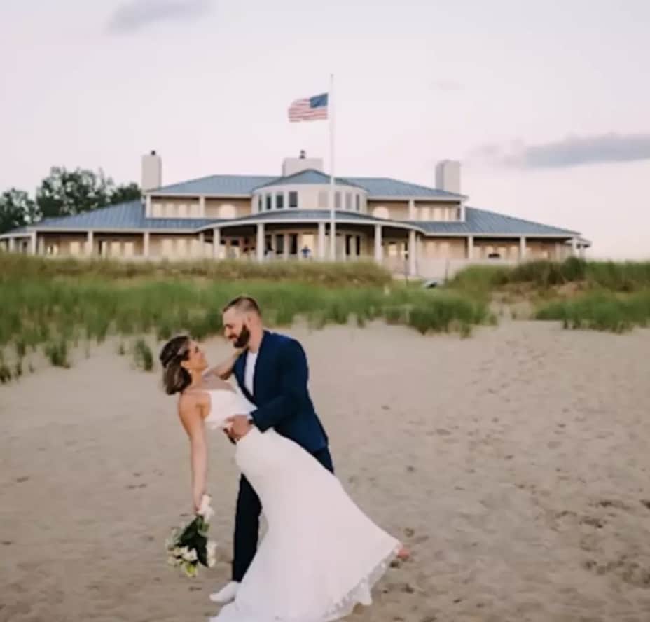 Joe se casou com sua esposa no meio de sua jornada contra o câncer (The Patient Story/YouTube)