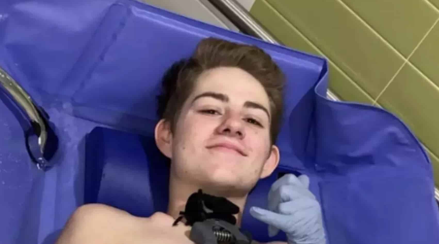 Jovem partido ao meio por empilhadeira explica como é sua vida 5 anos após o acidente Jovem partido ao meio por empilhadeira explica como é sua vida 5 anos após o acidente