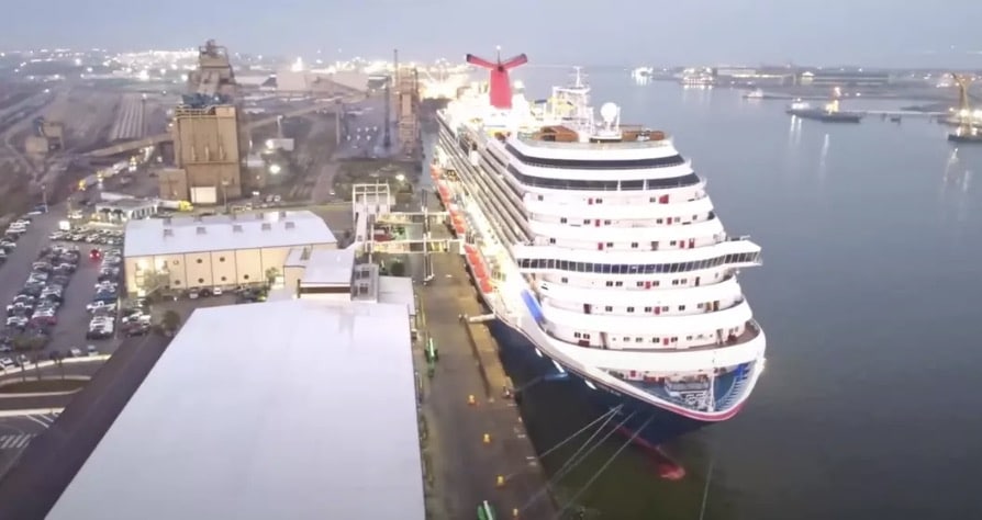 Mulher que vendeu tudo para viver permanentemente em cruzeiro revela as principais coisas que "odeia" sobre a vida a bordo Lynelle compartilhou como é realmente viver em um navio de cruzeiro (YouTube/Poverty to Paradise)