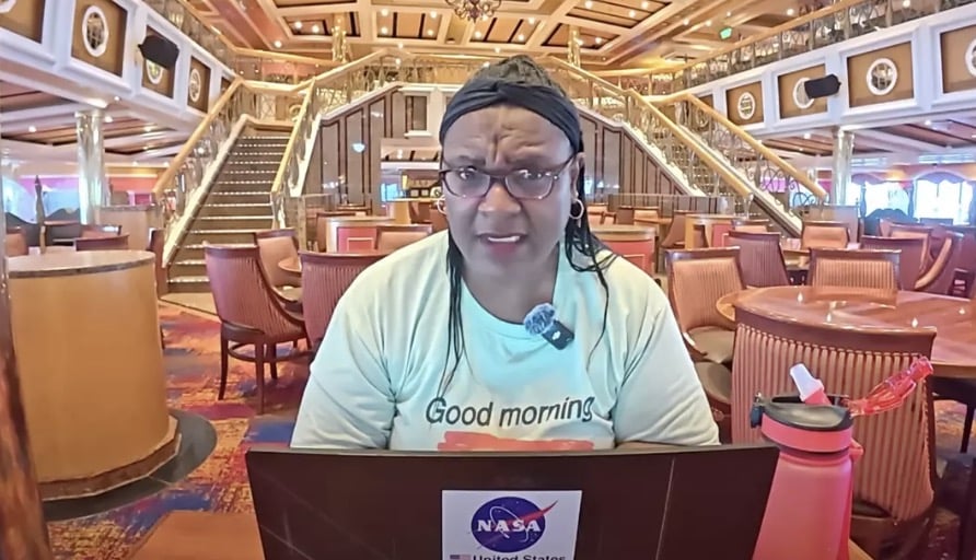 Mulher que vendeu tudo para viver permanentemente em cruzeiro revela as principais coisas que "odeia" sobre a vida a bordo Lynelle documenta seu estilo de vida a bordo de cruzeiros online (YouTube/Poverty to Paradise)