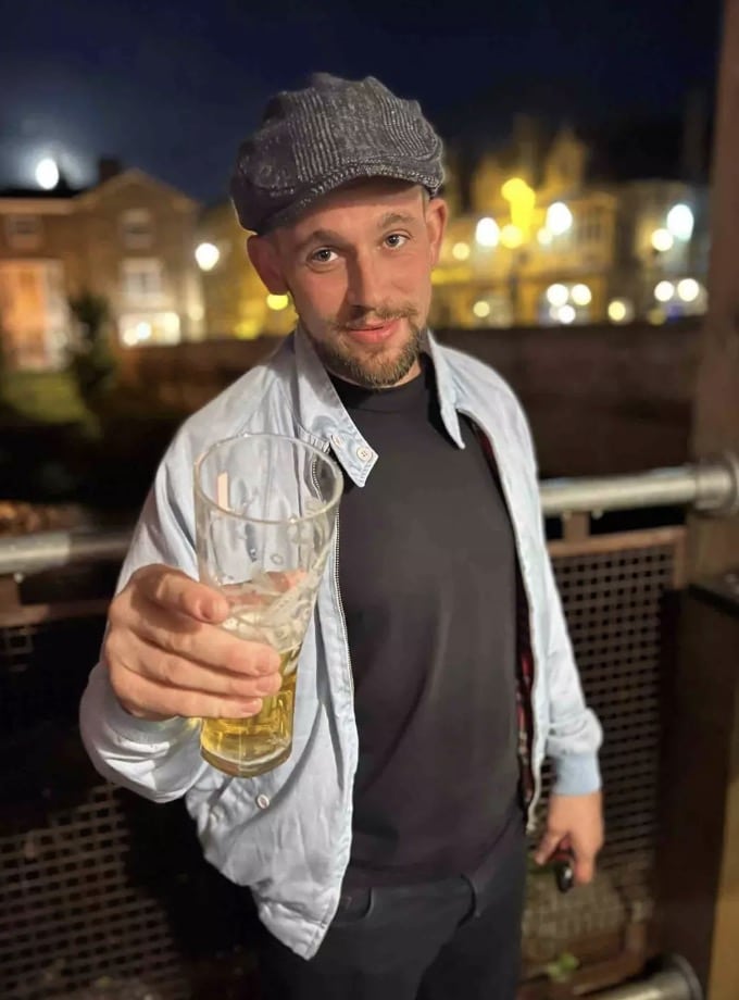 Homem faz alerta após maratona de 5 dias usando cocaína deixá-lo com "olhos de demônio" e quase levá-lo à morte O álcool e a cocaína afetaram a saúde mental de Dave (Kennedy News)