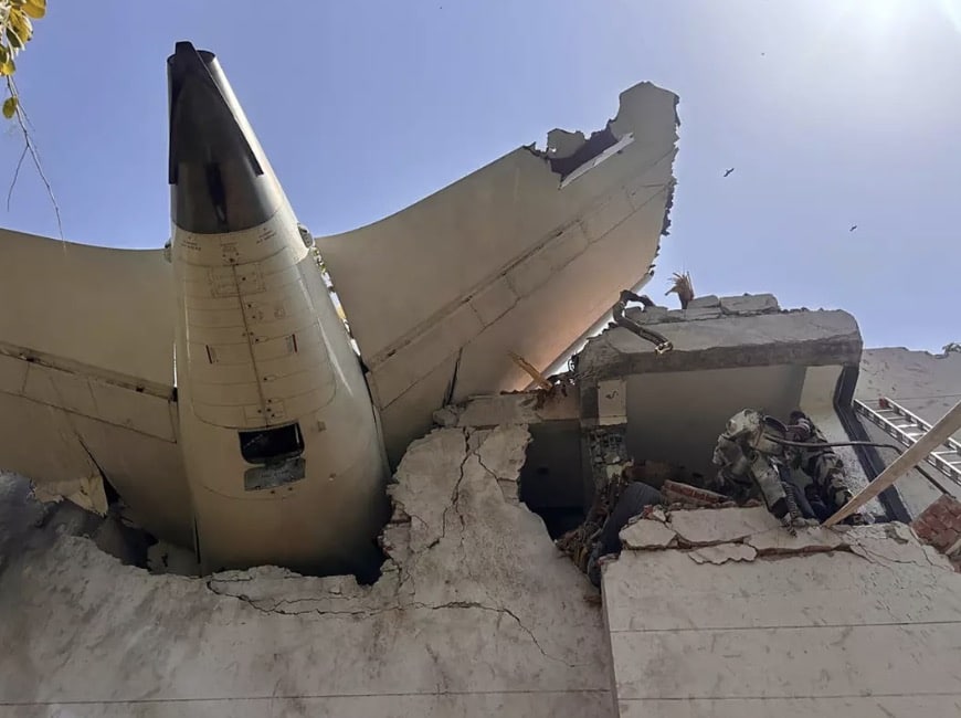 Ex-piloto explica todos os motivos pelos quais há tantos acidentes de avião atualmente após a tragédia da Air India O avião caiu sobre o alojamento de médicos.