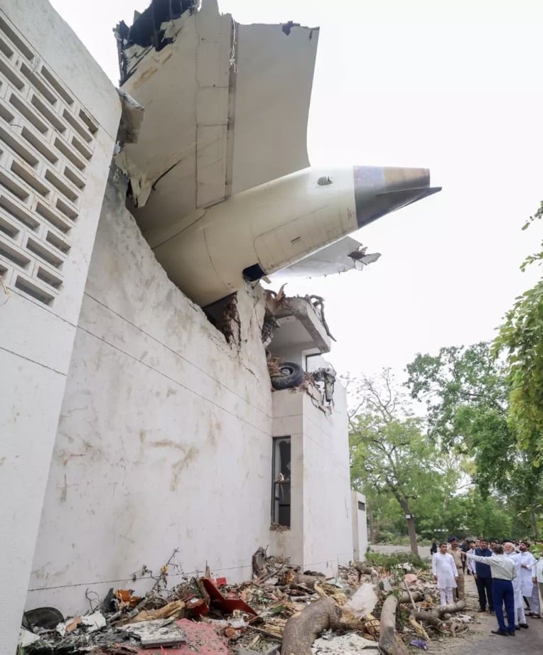 Detalhe sutil no relato do único sobrevivente do acidente da Air India pode indicar o que deu errado com o avião O avião transportava 242 pessoas (Narendra Modi/Twitter)