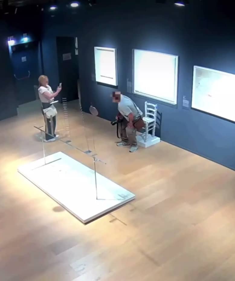 Vídeo chocante mostra o momento em que turista 'desrespeitoso' quebra cadeira de 'Van Gogh' coberta de cristais após sentar nela O casal foi criticado online por suas ações (Palazzo Maffei Verona)