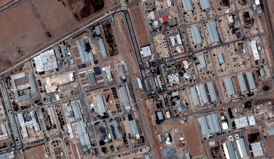 Fotos de antes e depois mostram diferenças nos locais nucleares do Irã após os bombardeios dos EUA O complexo de Isfahan era composto por múltiplos edifícios (Maxar Technologies)
