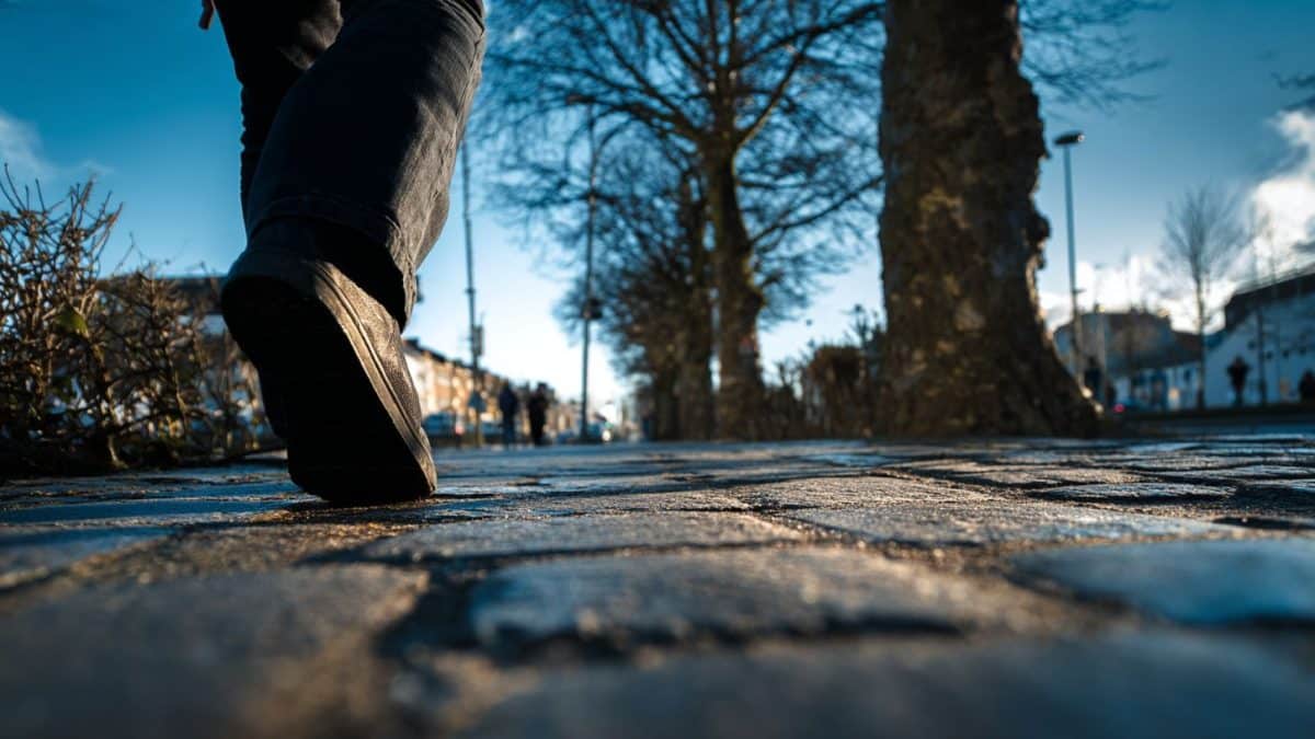 O que significa não pisar nas juntas da calçada, segundo a psicologia?