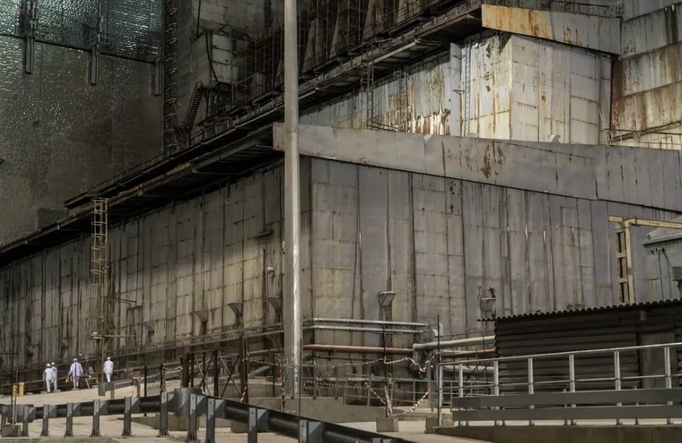 Cientistas de Chernobyl descobrem fungo negro em "cenário digno de filme" O reator número quatro de Chernobyl está contido, mas a área foi profundamente afetada.