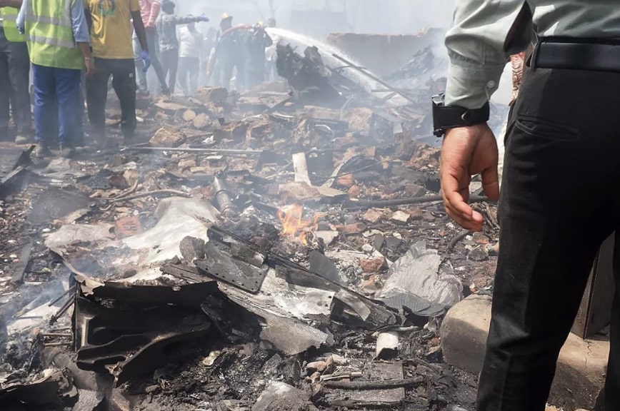 Piloto veterano que voou por 40 anos diz que o acidente da Air India era inevitável e explica o que acha que deu errado Os destroços na área residencial próxima a Ahmedabad