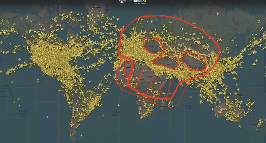 Detalhe assustador visto em mapa ao vivo de aviões no céu deixa pessoas desconfortáveis Os espaços deixaram pessoas online dizendo que parecia um crânio sinistro (Flight Radar 24/Tyla)